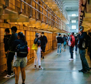 Model wearing plain black basic tee.